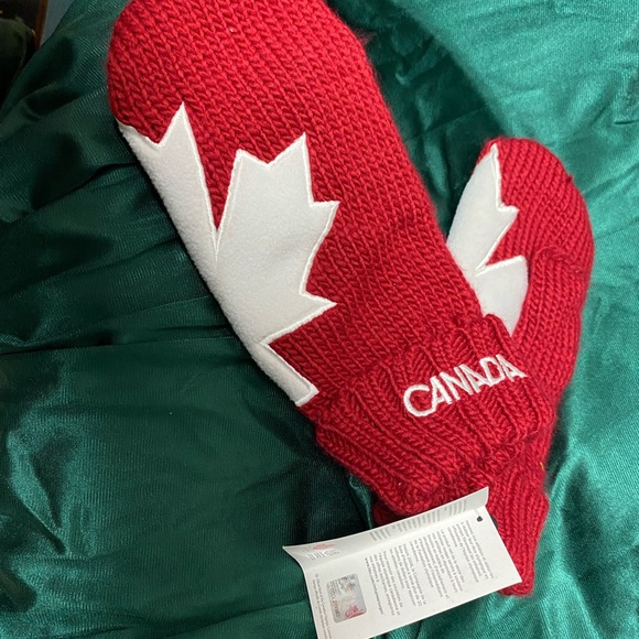 One size fits all Canada Mitts - Picture 2 of 4